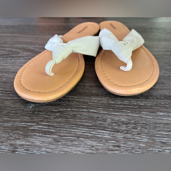 CUSHIONAIRE Quaid Knotted Vegan Leather Thong Sandal - Size 7.5 - Picture 3 of 7